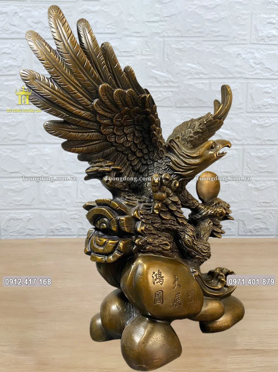 Hình ảnh nhìn nghiêng của bức tượng đồng